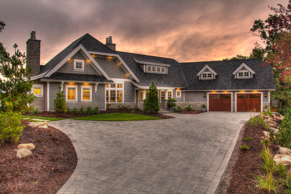 Kleines, Zweistöckiges Klassisches Einfamilienhaus mit Mix-Fassade, grauer Fassadenfarbe, Halbwalmdach und Schindeldach in Minneapolis