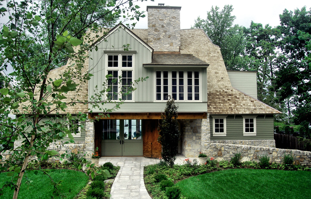 Стильный дизайн: большой, двухэтажный, зеленый частный загородный дом в классическом стиле с крышей из гибкой черепицы и облицовкой из винила - последний тренд