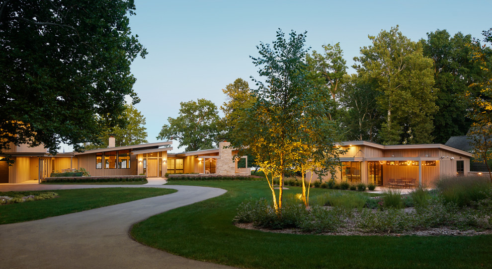 Geräumiges, Zweistöckiges Modernes Einfamilienhaus mit Faserzement-Fassade, beiger Fassadenfarbe und Blechdach in Grand Rapids