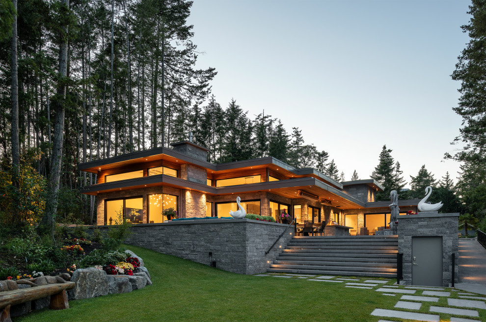 Стильный дизайн: огромный, одноэтажный, серый частный загородный дом в современном стиле с облицовкой из камня - последний тренд
