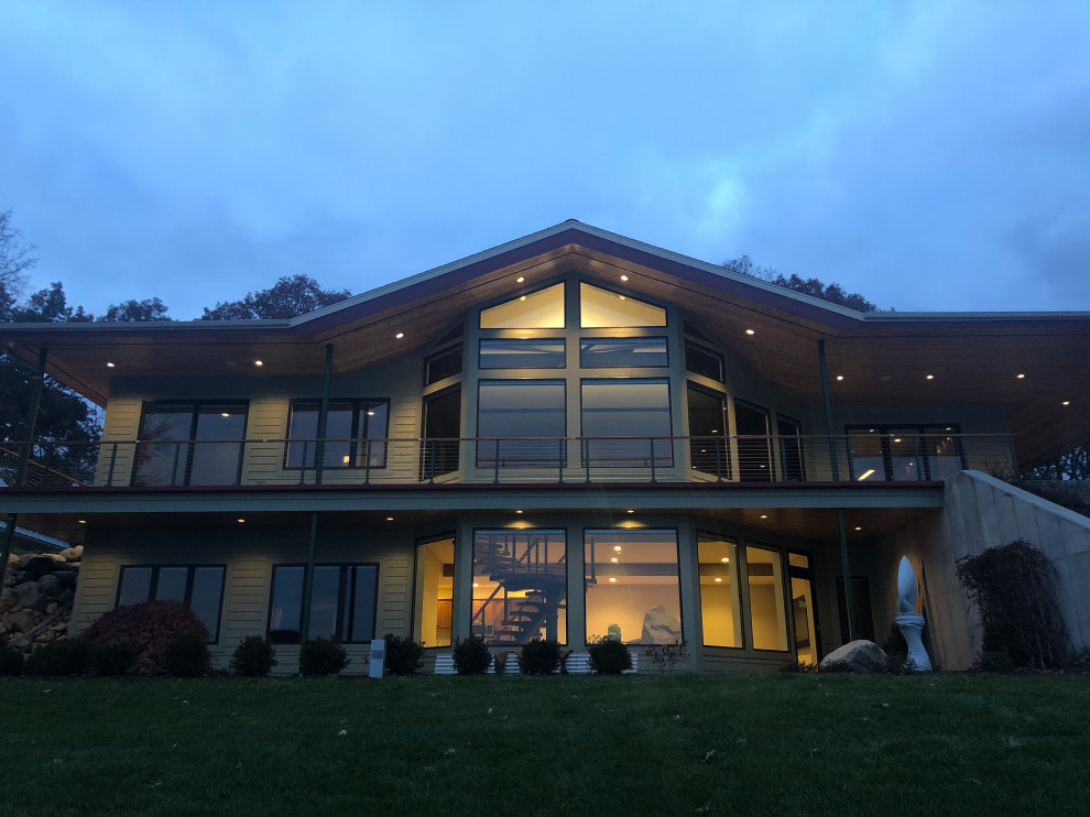 Mittelgroßes, Zweistöckiges Modernes Haus mit grüner Fassadenfarbe, Walmdach und Schindeldach in Grand Rapids