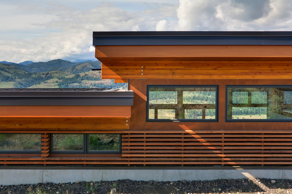 Kleine, Einstöckige Moderne Holzfassade Haus mit brauner Fassadenfarbe und Pultdach in Seattle