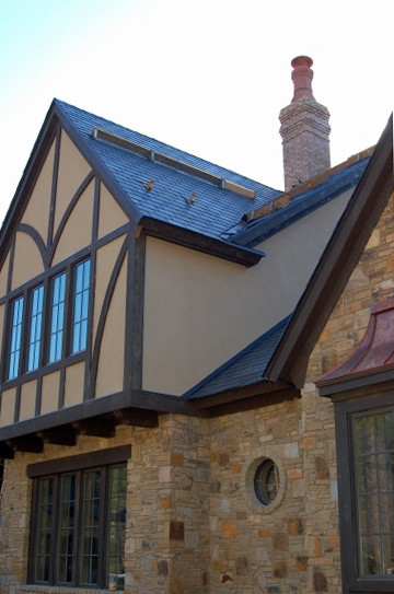 Diseño de fachada de casa beige rural de tamaño medio de dos plantas con revestimientos combinados, tejado a dos aguas y tejado de teja de madera