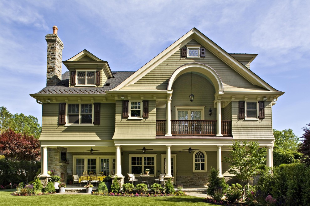 Стильный дизайн: дом среднего размера в классическом стиле - последний тренд