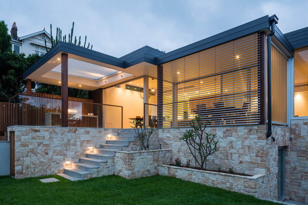 Идея дизайна: частный загородный дом в современном стиле с облицовкой из камня и металлической крышей