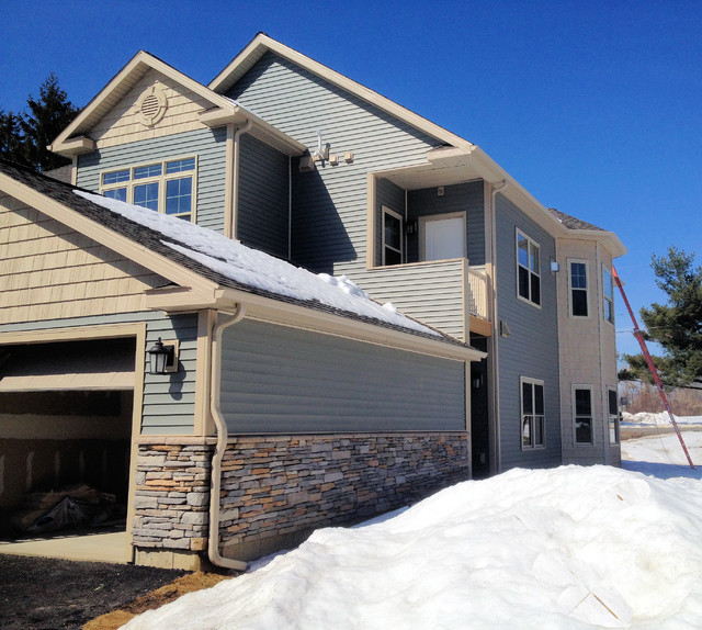 Gutter Installation Rock/blueish green Classique Façade Boston