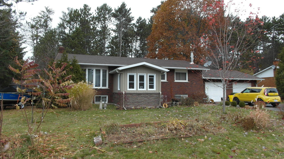 Cette photo montre une grande façade de maison multicolore chic à un étage avec un revêtement mixte et un toit à deux pans.