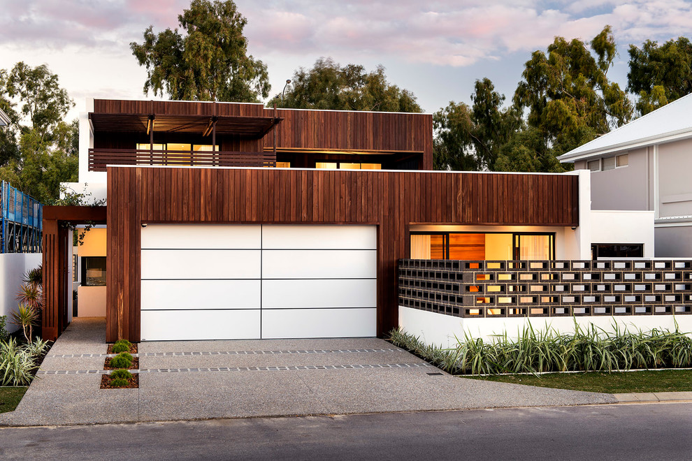 Immagine della facciata di una casa contemporanea con rivestimento in legno e abbinamento di colori
