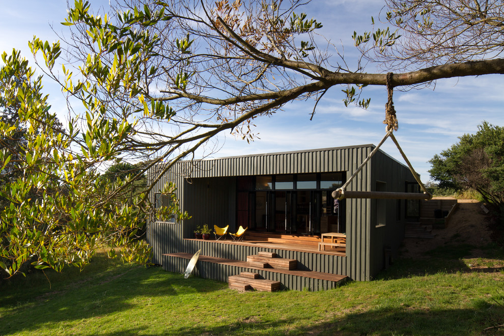 Einstöckige Moderne Holzfassade Haus mit grüner Fassadenfarbe und Flachdach in Melbourne