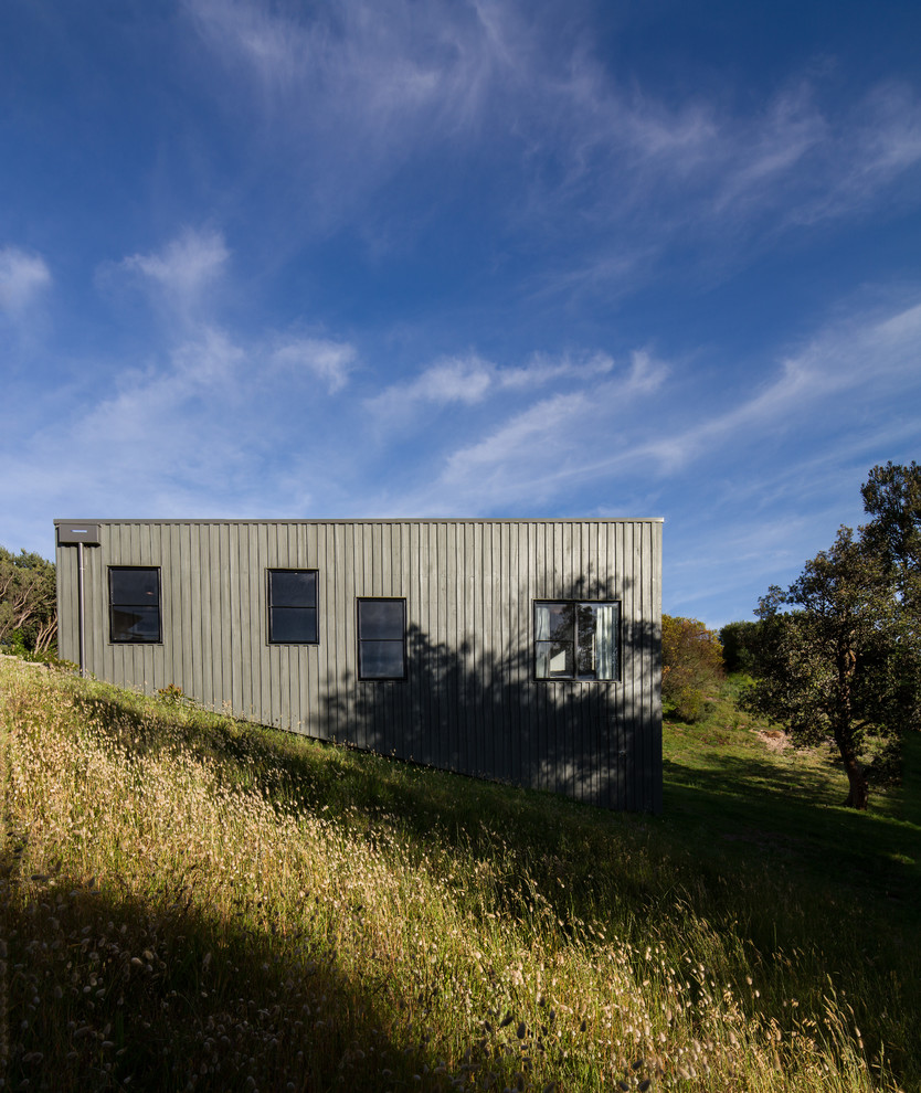Einstöckige Moderne Holzfassade Haus mit grüner Fassadenfarbe und Flachdach in Melbourne
