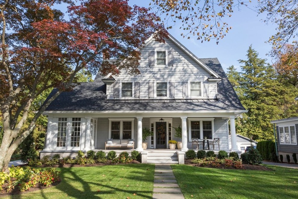 Cette photo montre une façade de maison grise tendance en bois à deux étages et plus avec un toit à deux pans.