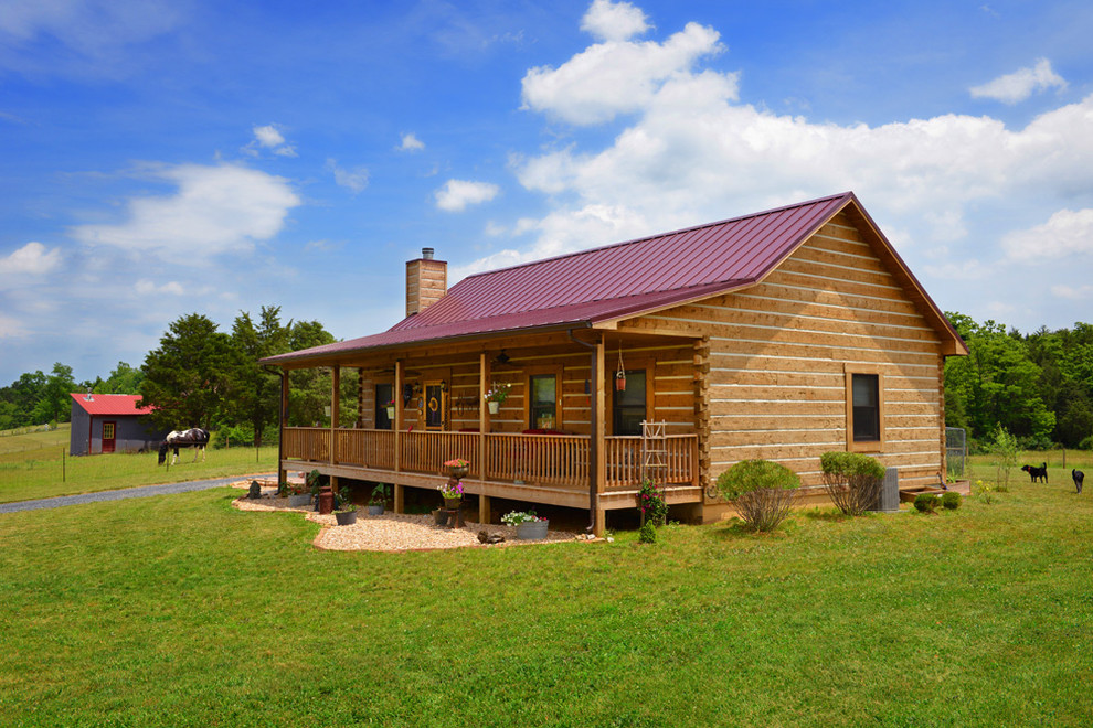 Idee per la facciata di una casa marrone rustica a un piano di medie dimensioni con rivestimento in legno e tetto a capanna