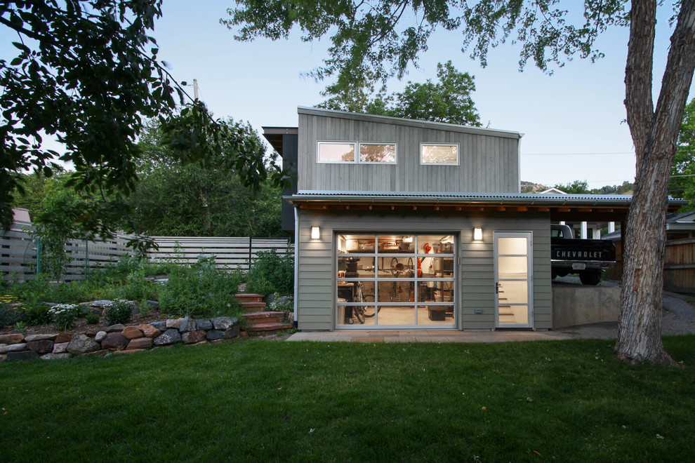 Стильный дизайн: двухэтажный, деревянный, разноцветный дом в стиле лофт с односкатной крышей и металлической крышей - последний тренд