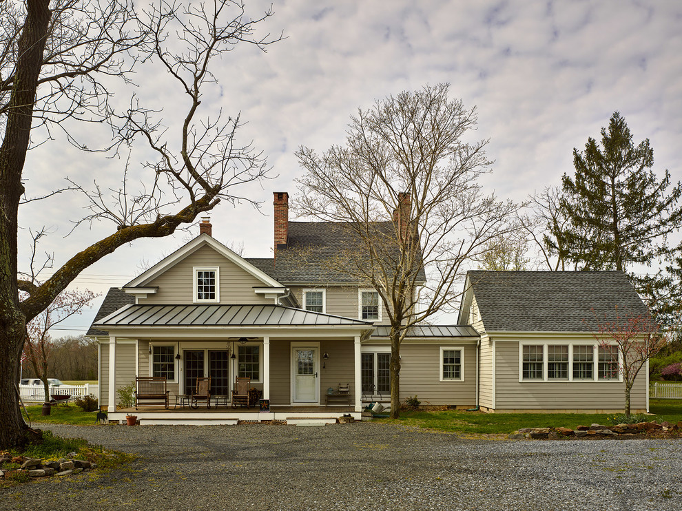 Großes, Zweistöckiges Country Einfamilienhaus mit Faserzement-Fassade, beiger Fassadenfarbe, Satteldach und Ziegeldach in Philadelphia