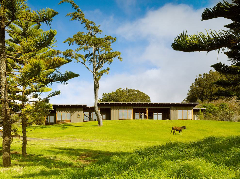 ハワイにあるトロピカルスタイルのおしゃれな家の外観の写真
