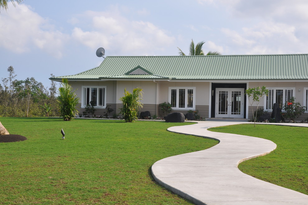 Foto de fachada beige tropical de tamaño medio de una planta con revestimientos combinados y tejado a dos aguas