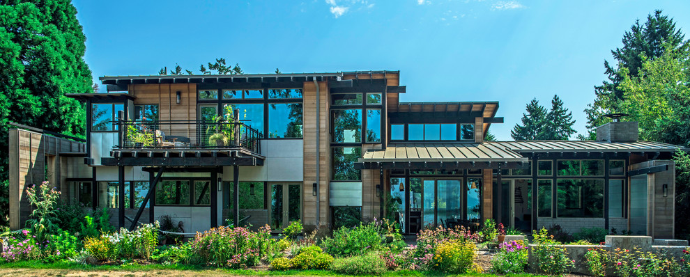 Zweistöckiges, Geräumiges Modernes Einfamilienhaus mit Mix-Fassade, grauer Fassadenfarbe, Satteldach und Blechdach in Portland