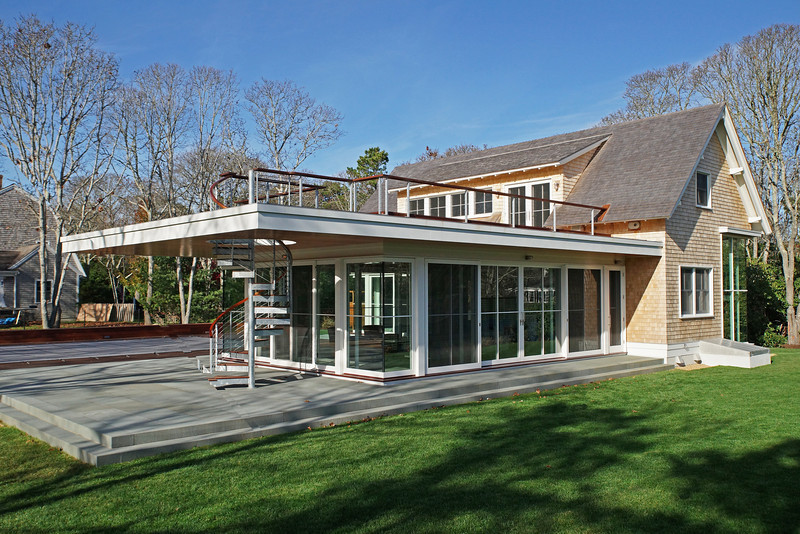 Diseño de fachada beige minimalista grande de dos plantas con revestimiento de madera
