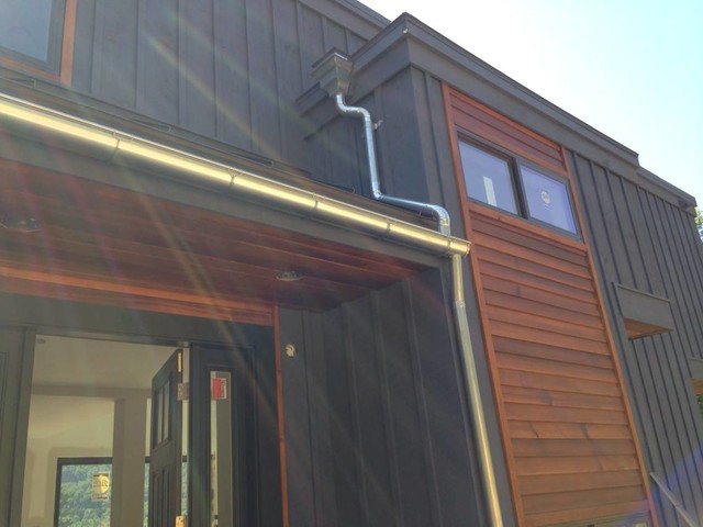 Half round galvanized steel gutters, Stone Ridge, NY - Modern - House Exterior - New York - by SUNRISE ON THE HUDSON SEAMLESS GUTTERS | Houzz IE