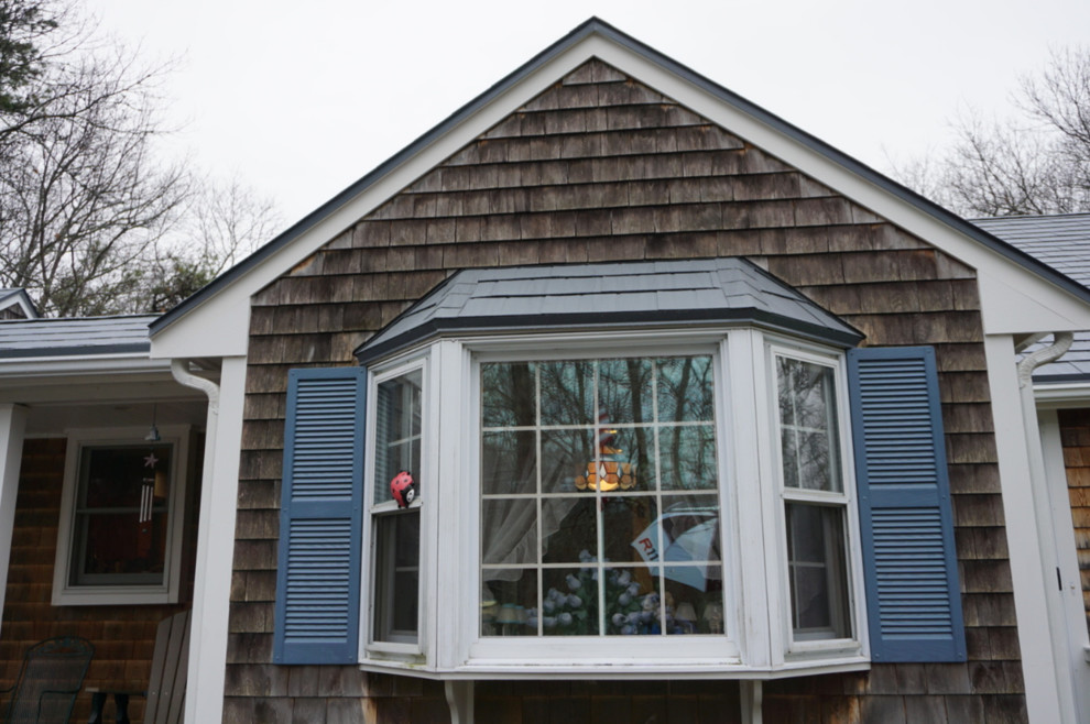 Mittelgroßes, Zweistöckiges Uriges Haus mit brauner Fassadenfarbe, Satteldach und Blechdach in Boston