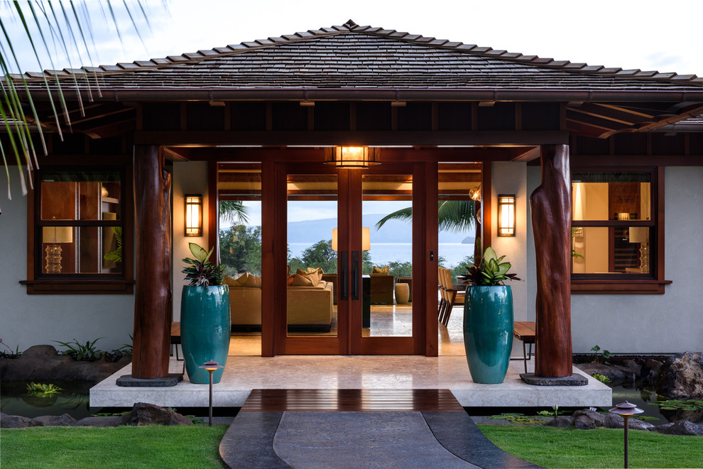 Großes, Einstöckiges Haus mit Putzfassade und beiger Fassadenfarbe in Hawaii
