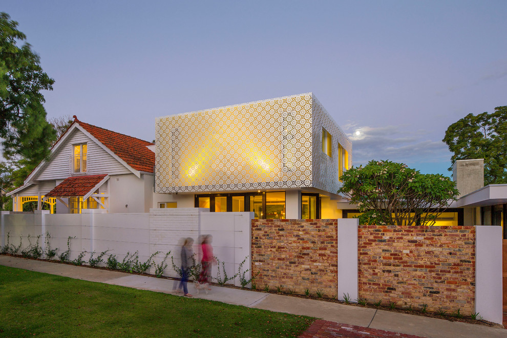 Свежая идея для дизайна: большой, двухэтажный, белый дом в современном стиле с облицовкой из металла и плоской крышей - отличное фото интерьера