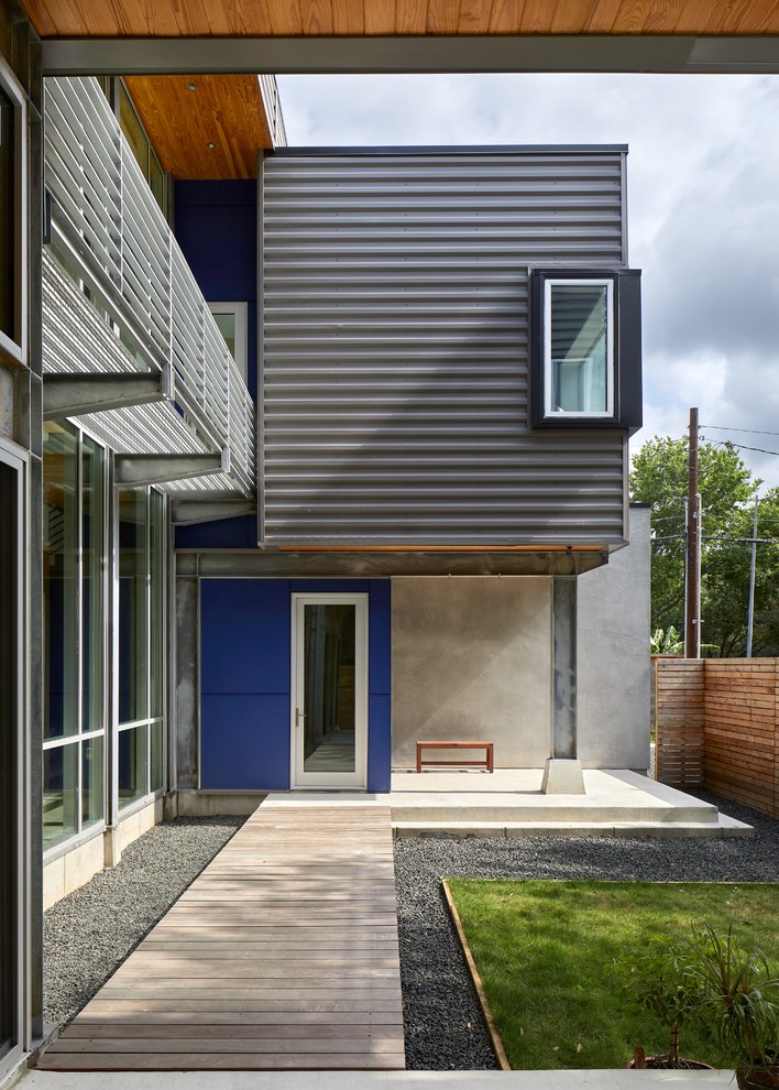 Idée de décoration pour une façade de maison minimaliste de taille moyenne.