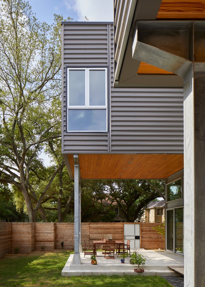 Mittelgroßes, Zweistöckiges Modernes Haus mit Metallfassade und grauer Fassadenfarbe in Houston