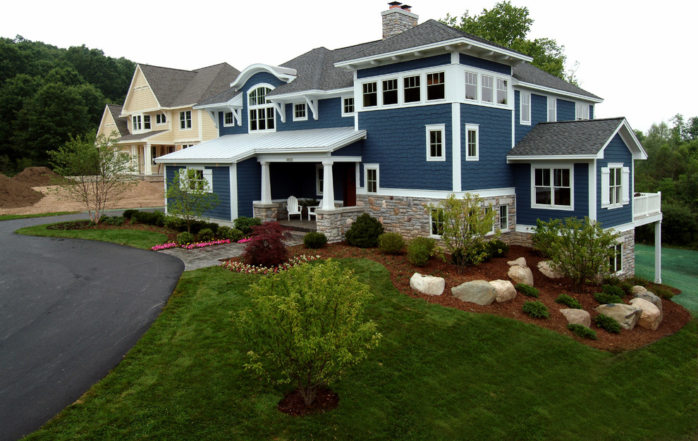 Источник вдохновения для домашнего уюта: трехэтажный, синий дом среднего размера в классическом стиле с облицовкой из ЦСП и двускатной крышей