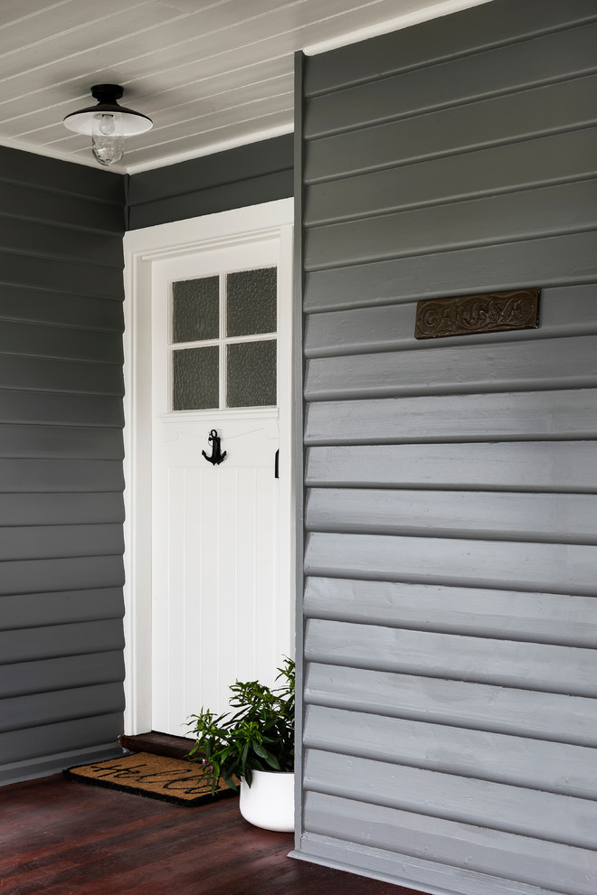 Zweistöckiges Modernes Haus mit grauer Fassadenfarbe, Satteldach und Ziegeldach in Melbourne