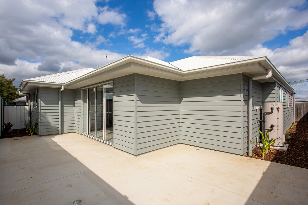 Einstöckiges Landhausstil Haus mit grauer Fassadenfarbe und Blechdach in Sunshine Coast
