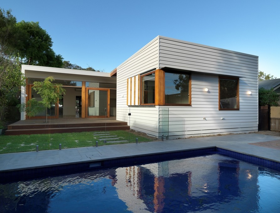 Mittelgroße, Einstöckige Moderne Holzfassade Haus mit weißer Fassadenfarbe in Melbourne
