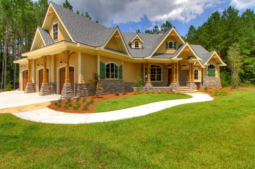 Großes, Zweistöckiges Uriges Haus mit Steinfassade, gelber Fassadenfarbe und Satteldach in Atlanta