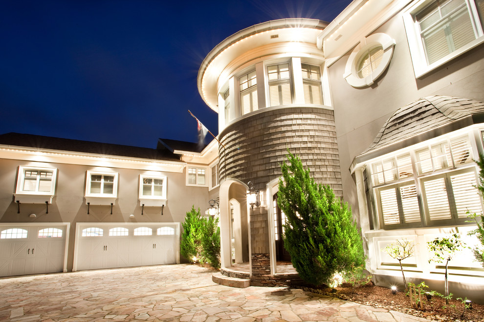 Großes, Zweistöckiges Klassisches Haus mit Putzfassade, grauer Fassadenfarbe und Satteldach in Gold Coast - Tweed
