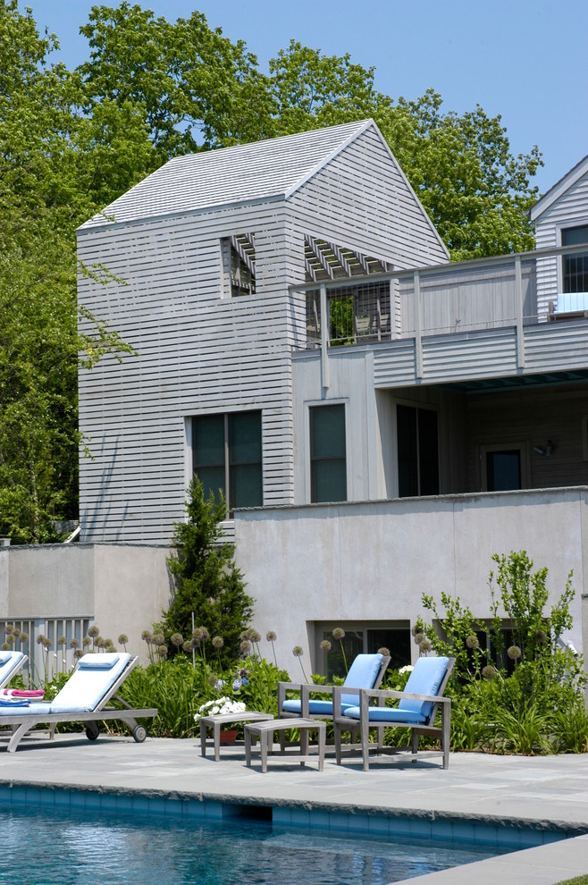 Imagen de fachada gris campestre con tejado a dos aguas