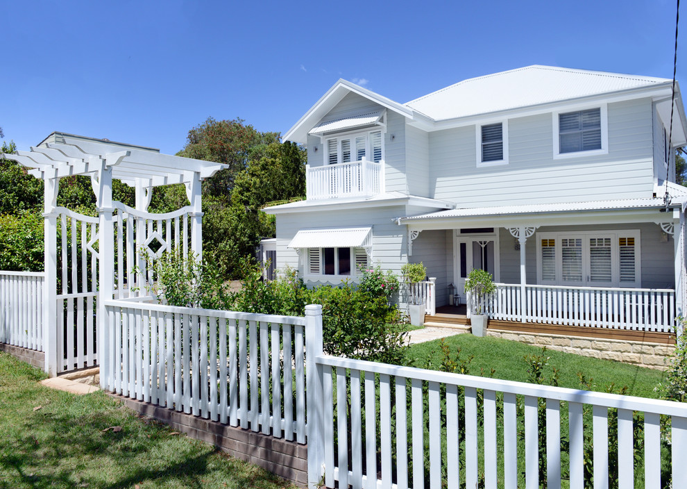Zweistöckiges Stilmix Haus mit grauer Fassadenfarbe, Satteldach und Blechdach in Sydney