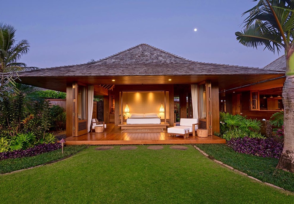 Idee per la facciata di una casa tropicale a un piano con rivestimento in legno