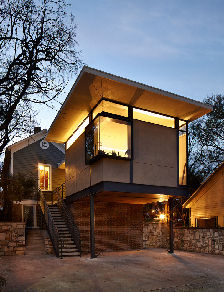 Ejemplo de fachada de casa beige minimalista de tamaño medio de dos plantas con revestimientos combinados y tejado plano