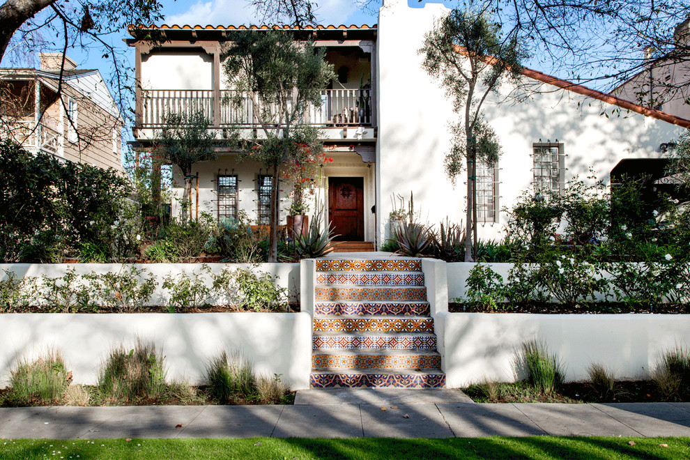 Eklektisches Haus mit weißer Fassadenfarbe in Los Angeles