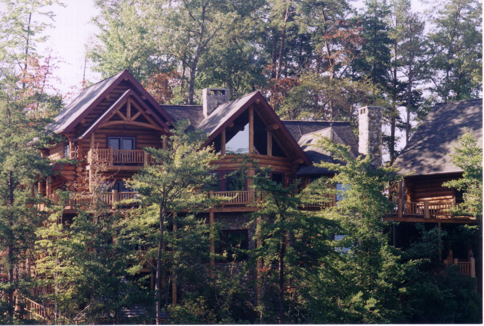 Cette image montre une très grande façade de maison multicolore chalet à deux étages et plus avec un revêtement mixte, un toit à deux pans et un toit en shingle.