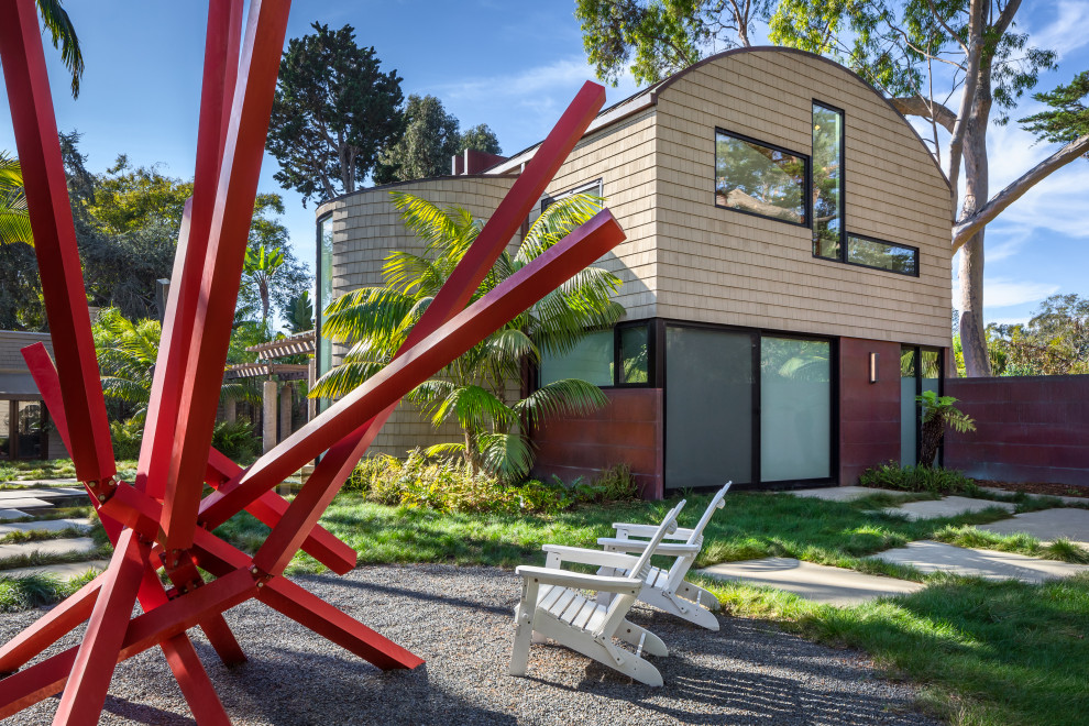 Zweistöckiges Modernes Haus mit beiger Fassadenfarbe und Schindeln in San Luis Obispo