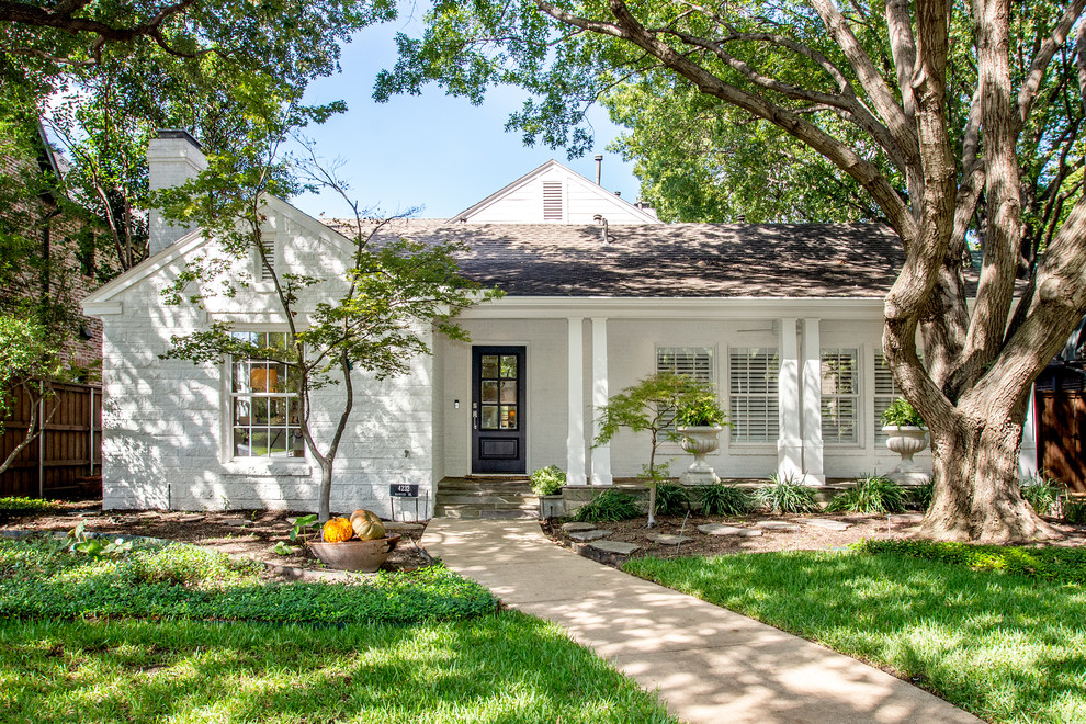 Einstöckiges Klassisches Einfamilienhaus mit weißer Fassadenfarbe, Satteldach und Schindeldach in Dallas
