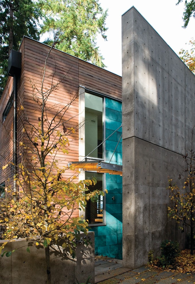 Mittelgroßes, Dreistöckiges Modernes Haus mit brauner Fassadenfarbe und Flachdach in Seattle