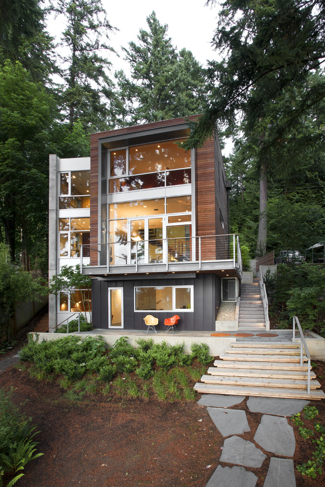 Идея дизайна: деревянный, трехэтажный, коричневый частный загородный дом среднего размера в современном стиле с плоской крышей