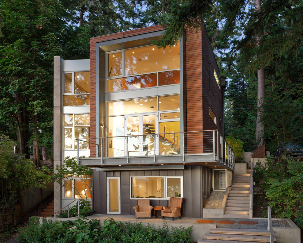 Mittelgroßes, Dreistöckiges Modernes Einfamilienhaus mit Metallfassade, brauner Fassadenfarbe und Flachdach in Seattle