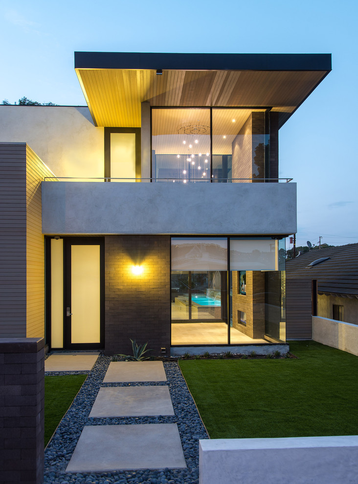 Ispirazione per la facciata di una casa contemporanea a due piani