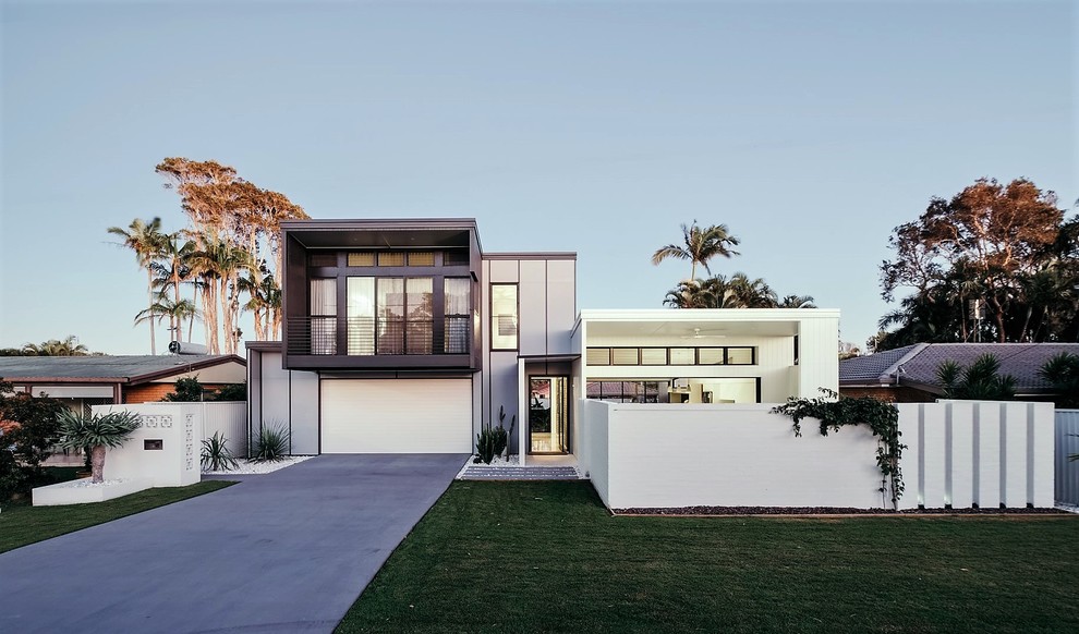 Diseño de fachada de casa multicolor contemporánea de tamaño medio de dos plantas con revestimiento de aglomerado de cemento, tejado plano y tejado de metal
