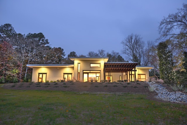 Idee per la facciata di una casa beige moderna a un piano di medie dimensioni con rivestimento in stucco e tetto piano