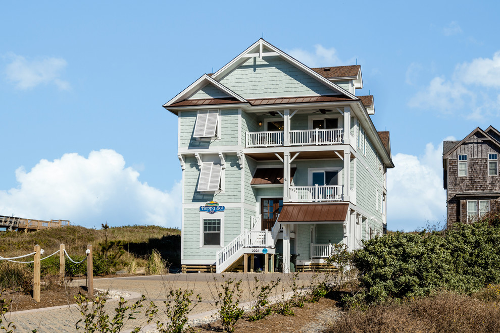 Идея дизайна: трехэтажный, зеленый, огромный, деревянный частный загородный дом в морском стиле с двускатной крышей и крышей из гибкой черепицы