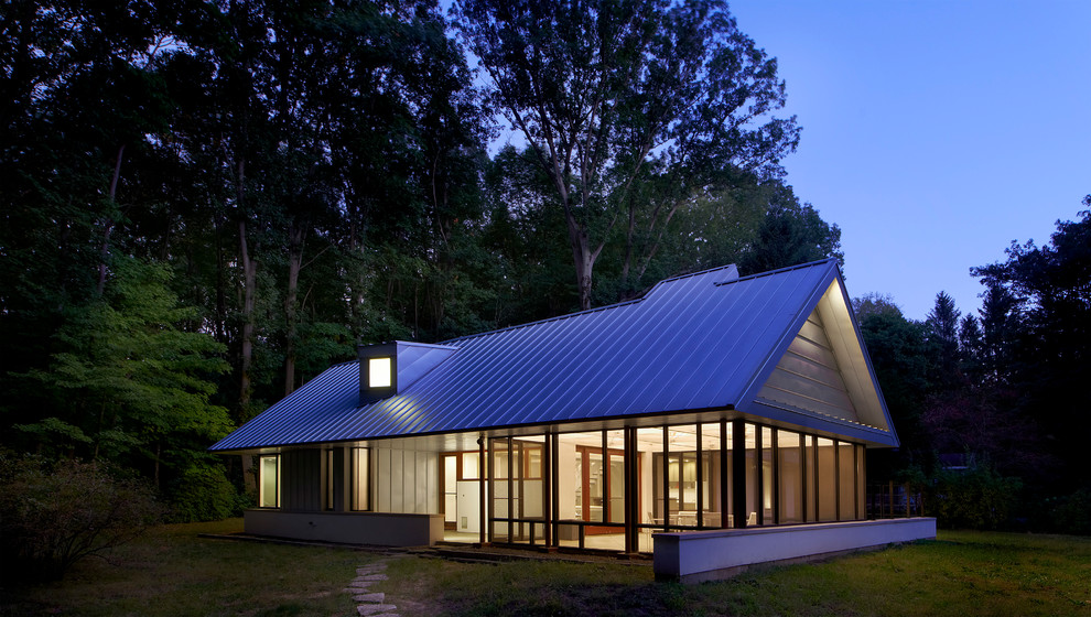 Inspiration pour une petite façade de maison blanche urbaine en stuc à un étage avec un toit à deux pans.